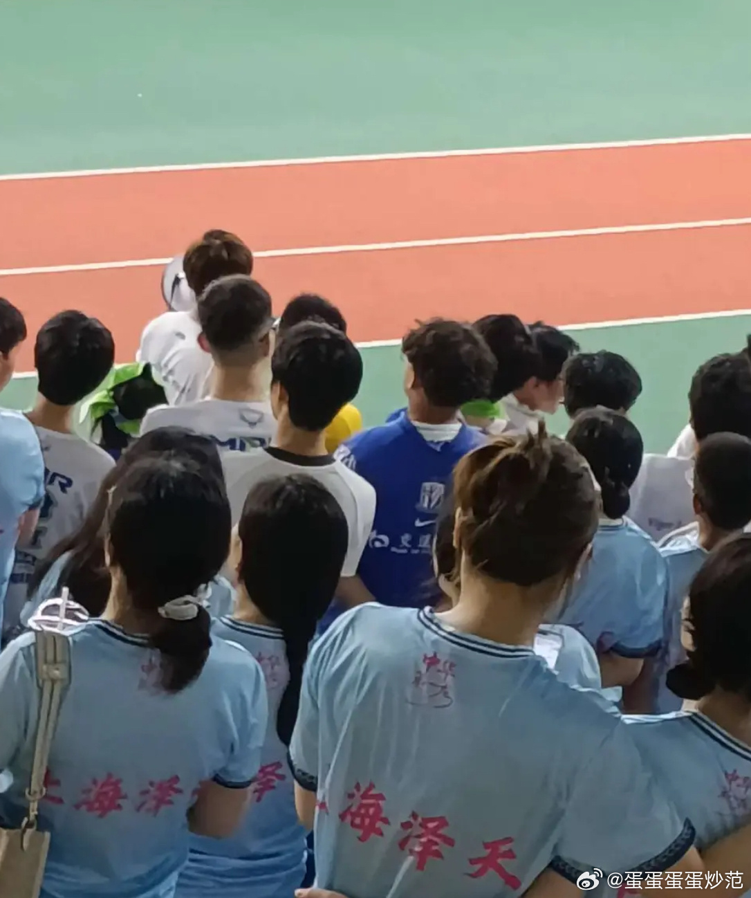 上海泽天vs成都蓉城为啥衣服反穿？反穿就不是蓝皮了吗？ 