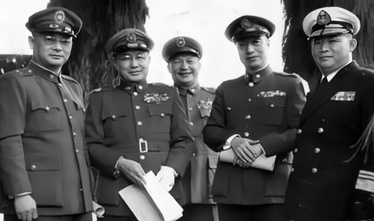 1943年，黄维发现军粮发霉且掺了砂石，就给何应钦寄了一袋，谁知，何应钦却认为，