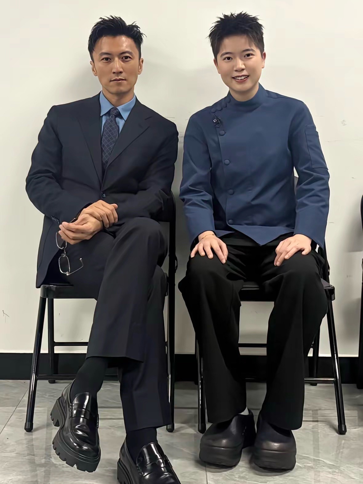 不明白，他们的鞋为啥都长这样，大头皮鞋，底子还那么厚