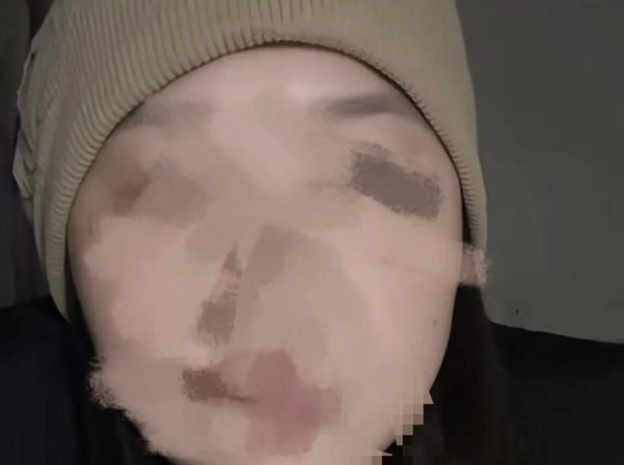 宝妈带2岁的儿子进女浴室洗澡遭拒发视频哭诉，称全世界都在为难一个人带孩子的女人，