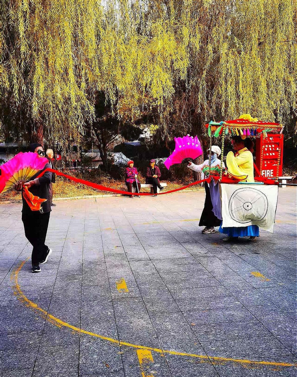 全国60多万个社区角落，晚上亮起的不是霓虹，是跳动的脚尖和挥动的扇子。
广场舞不