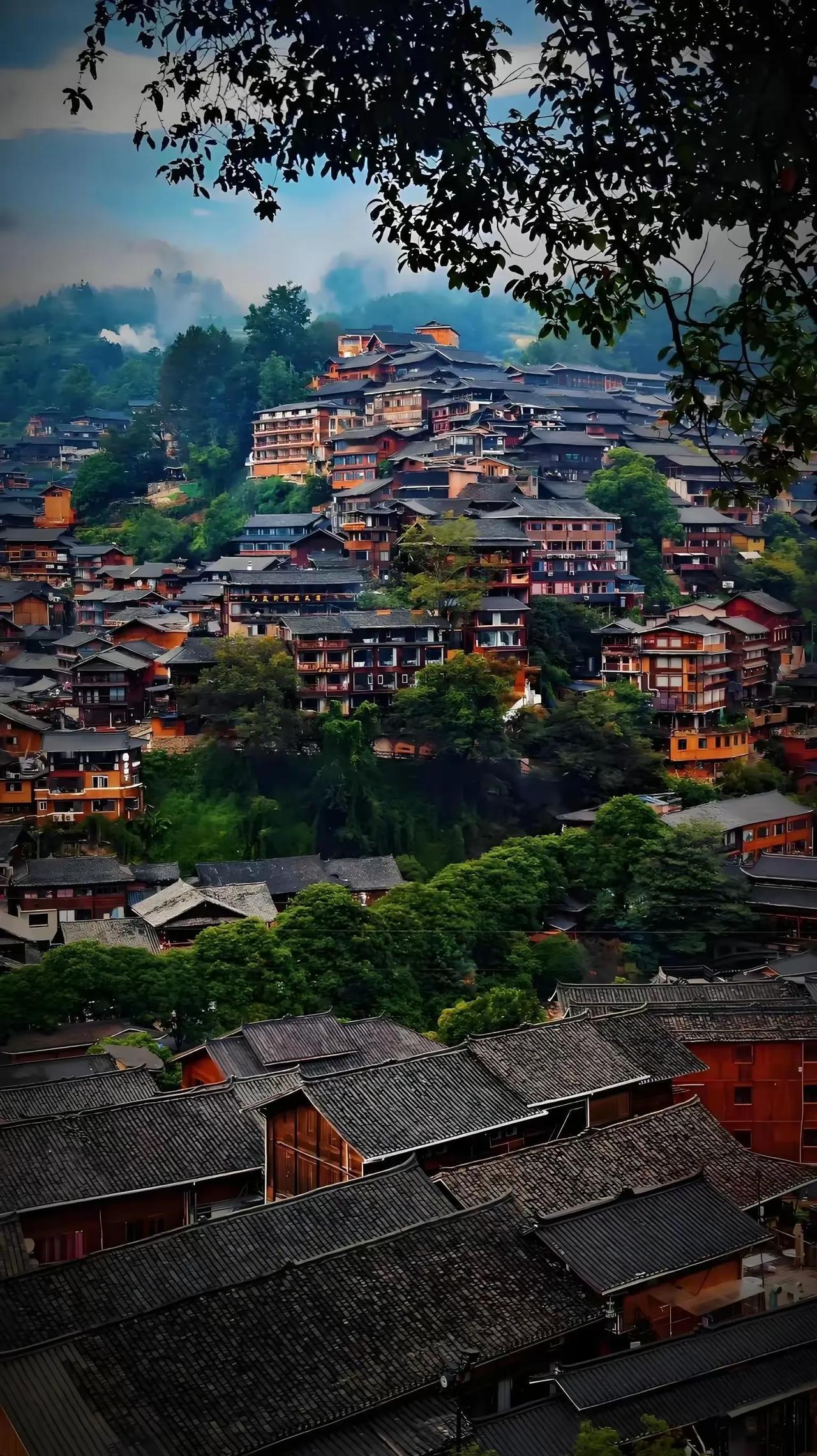 世界上最大的的苗族聚居村，你去过吗？

西江千户苗寨，坐落于贵州省黔东南苗族侗族