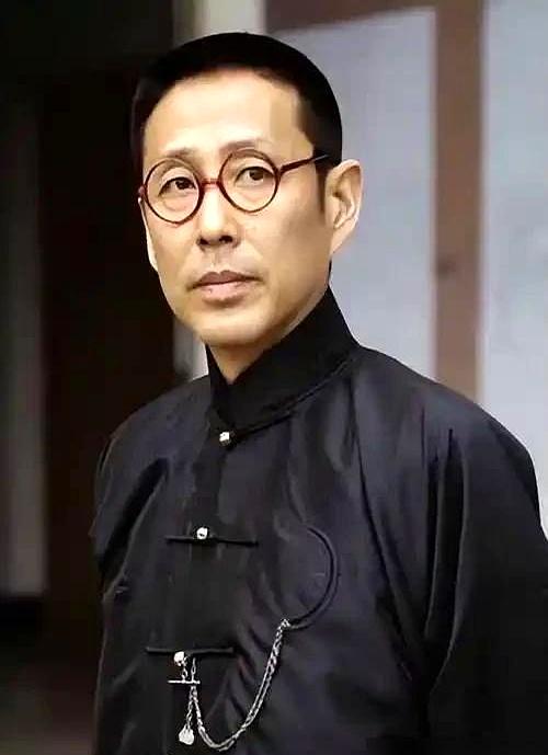 很多人聊陈道明，总爱提他怎么教女儿，其实都搞错了重点。
 

人家关起门来说啥不
