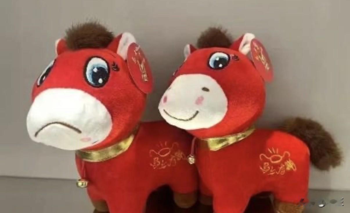 义务哭哭马，
一只因制作失误嘴部被缝反的小马玩偶，意外在网络逆袭成爆款“哭哭马”