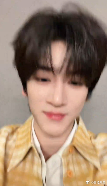 邓佳鑫直播 邓佳鑫直播真的很真实，展现出来的样子鲜活又可爱，难怪大家都称他是魔丸