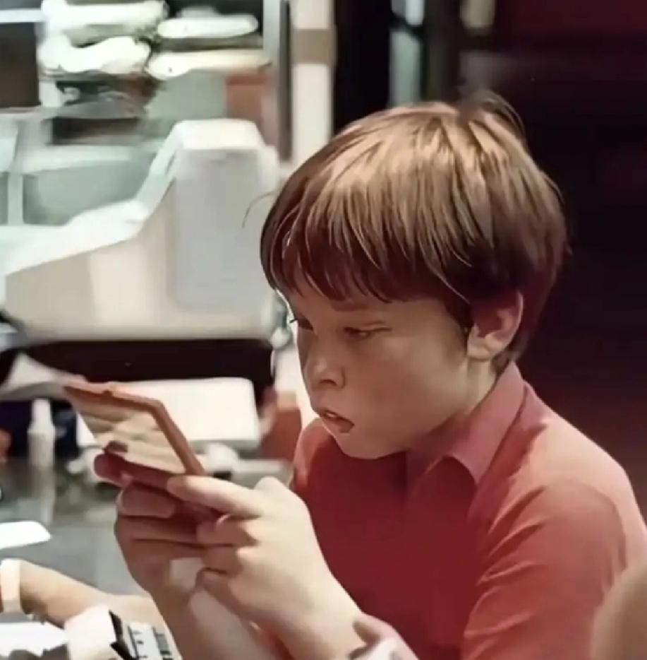 小时候的马斯克玩游戏挺入迷，奶爸马斯克抱娃很专业。
身为成功人士的马斯克，工作、