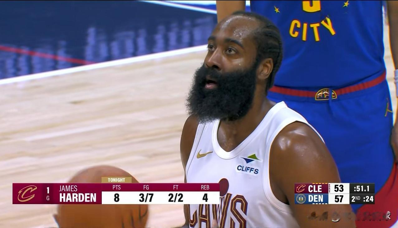 骑士老将哈登真是太拼了！在今天骑士客场挑战掘金的比赛中，目前双方半场战罢，骑士以