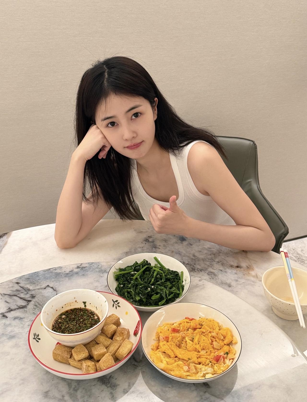 4月21日，白鹿给她的助理做晚饭，被她的助理晒出来了。

炸豆腐块，炸成金黄色，