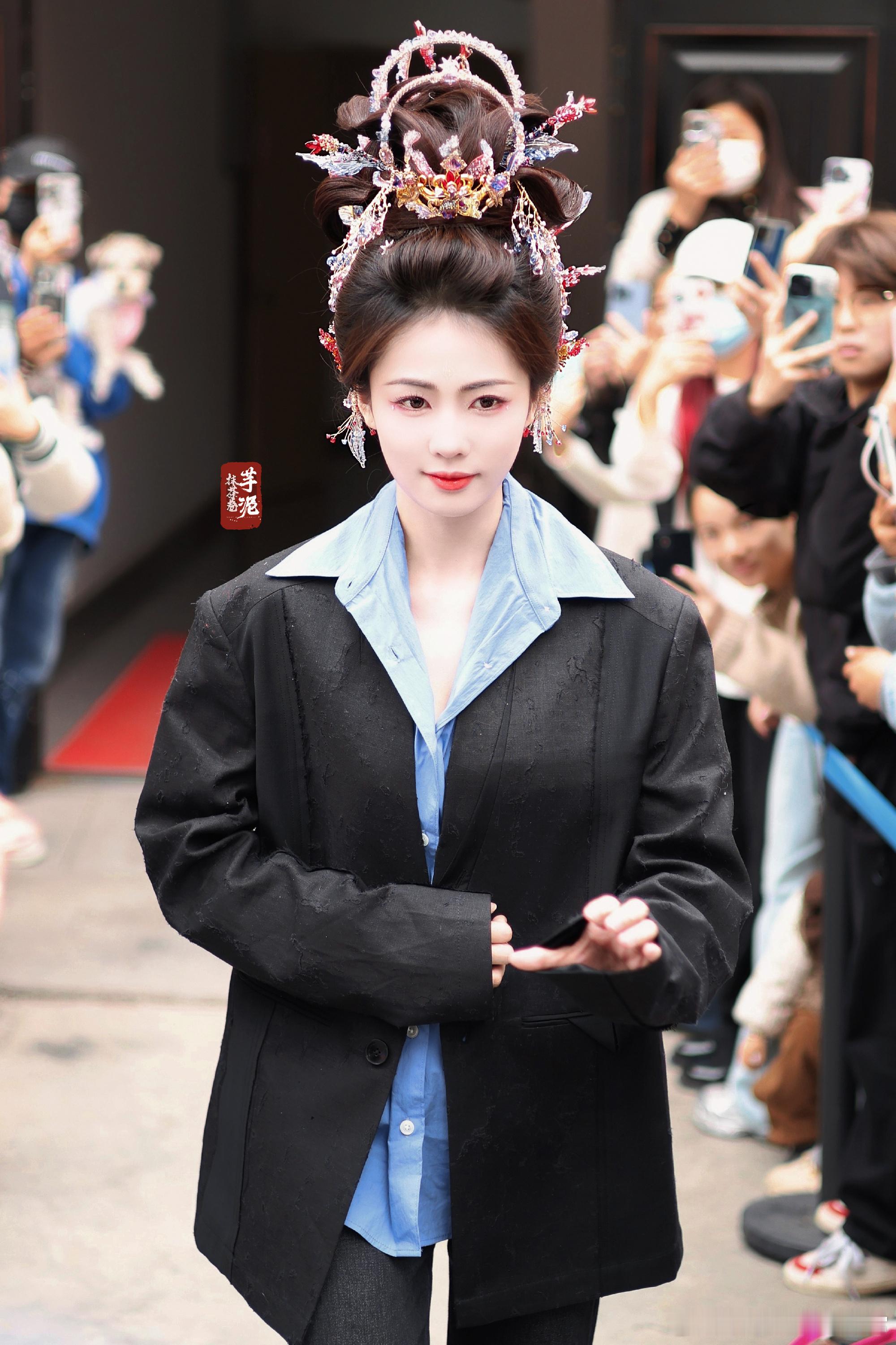 #白鹿凤冠#白鹿白月梵星凤冠婚服🈶️以流光溢彩祝永结同心，携漫天霓虹践白首之约