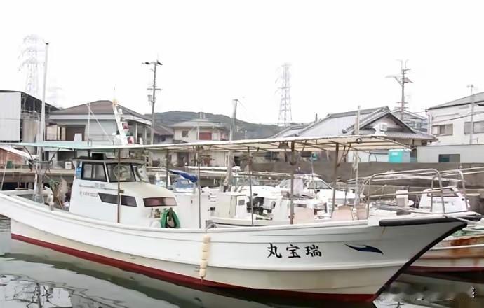 小日本子的瑞宝丸号渔船又来钓鱼岛挑衅，被我们的海警船坚决驱离，此举表明了我们的严