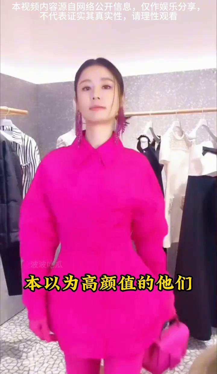 别再猜小海豚像谁了，她谁都不像，这就对了。
网上所有“正面照”，都是网友用模糊侧