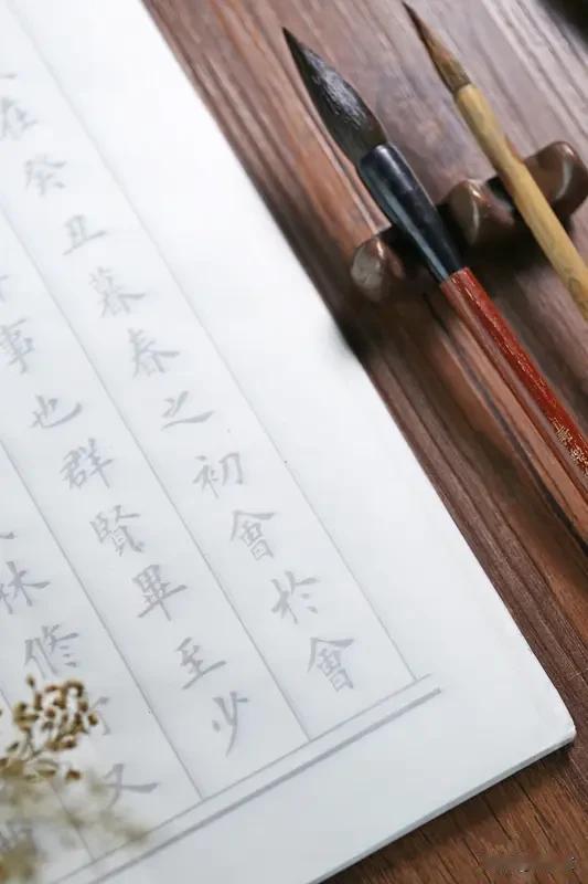 春天一到，阳光一好，铺开纸写两笔，再看看自己攒的那些小宝贝，心情一下就亮堂了。