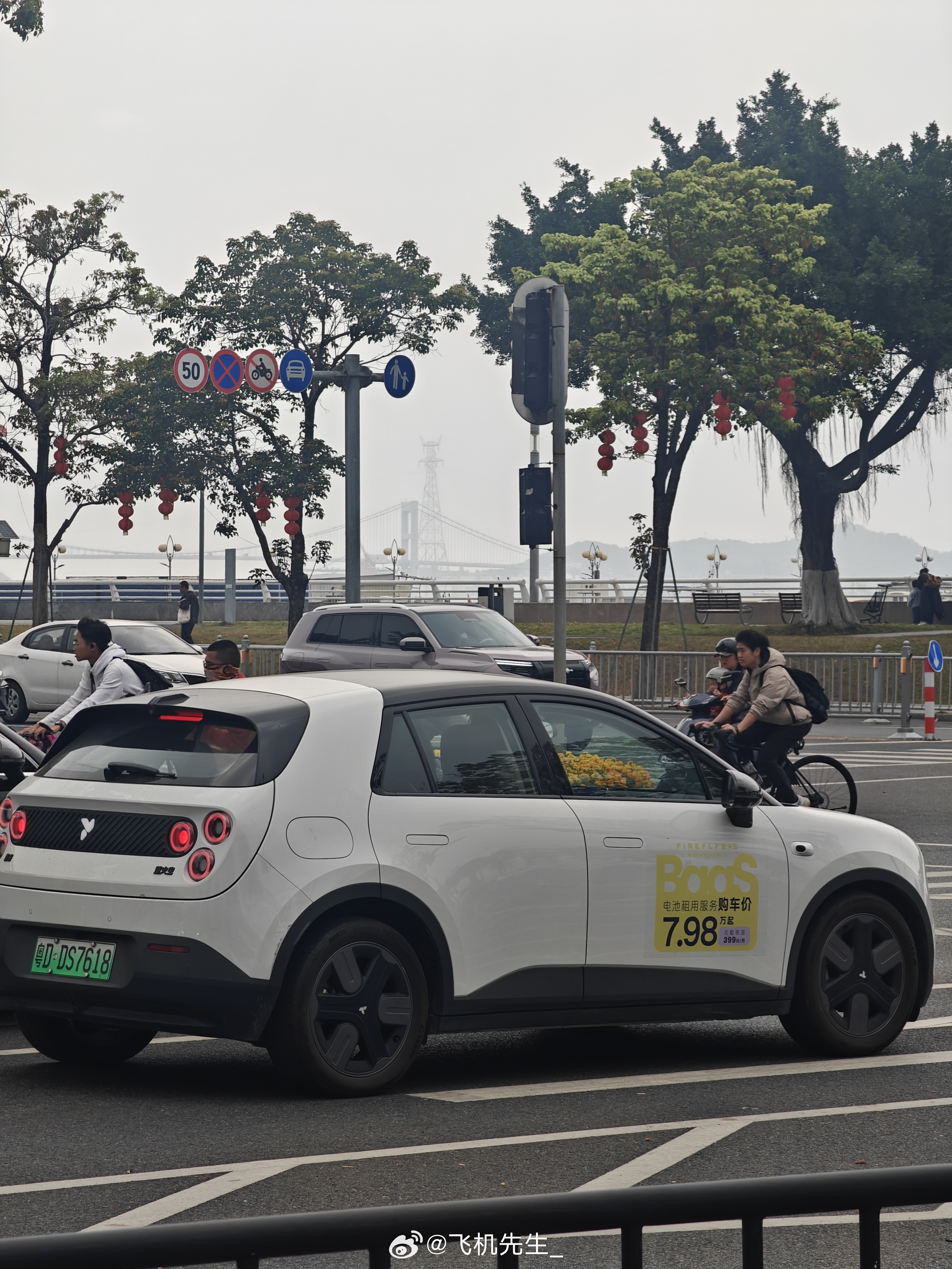 远看还想着萤火虫这是什么新拉花，真好看。凑近一看，7.98万起firefly萤火