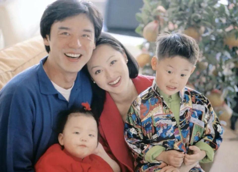 钟镇涛儿子小时候挺可爱，他和她老婆都是俊男靓女，可惜儿子没能遗传他俩的优点。
在