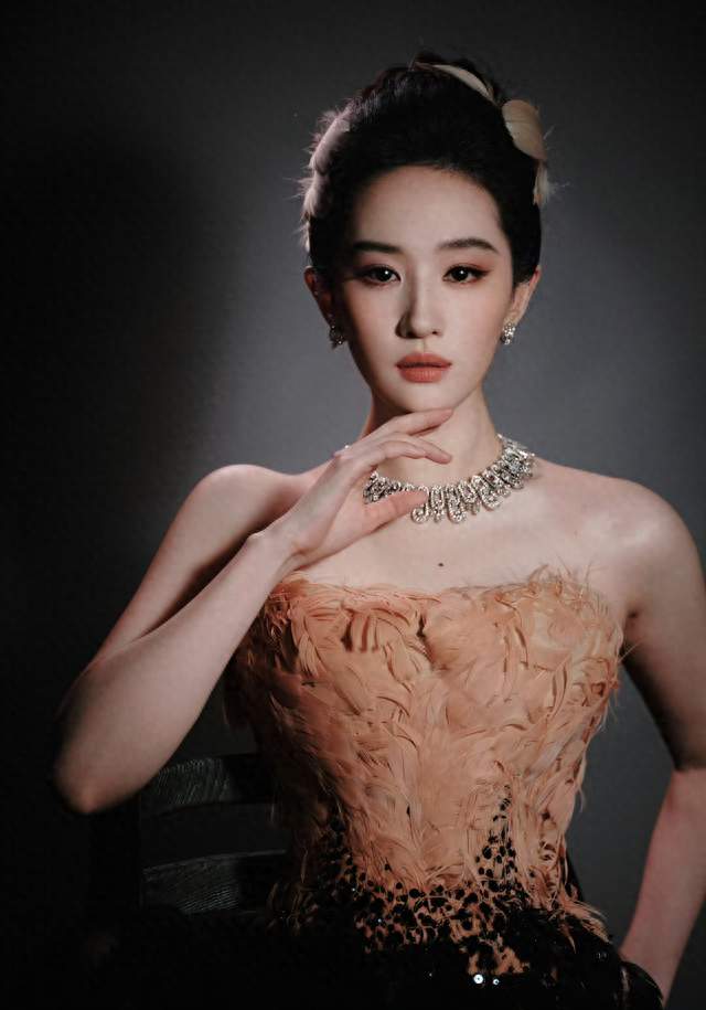 连续三年压轴VOGUE！刘亦菲一袭黑金羽毛高定出场