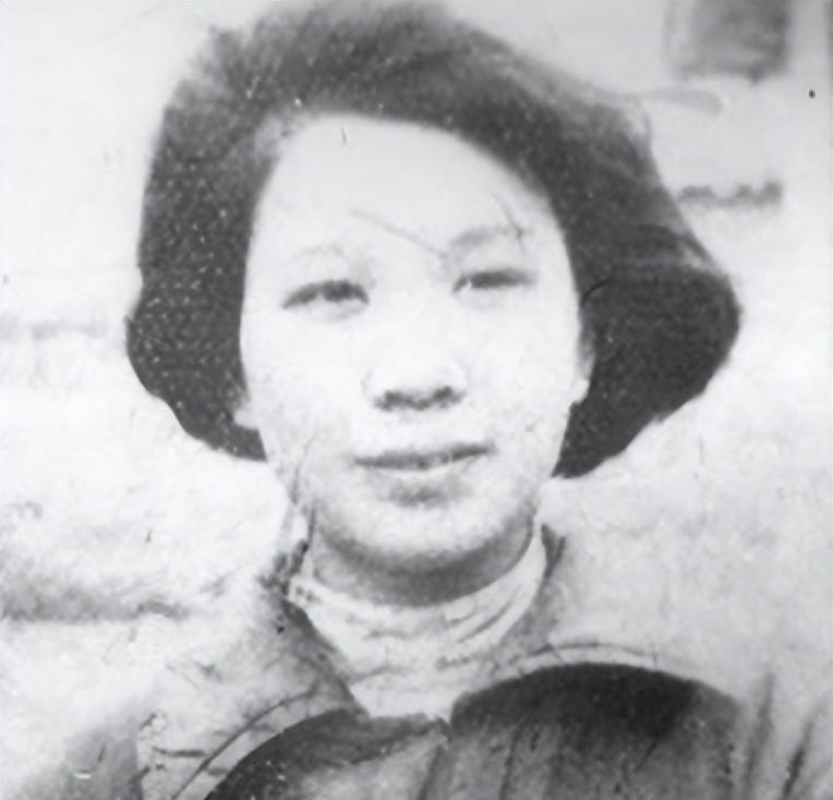 她在枪响前倒地装死，没多久特务进来补枪。甚至，用枪托捅她的腰部。而她，紧张的不敢