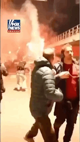 梅洛尼这番话，够狠，也够直。
一边，是成千上万普通意大利人，为奥运会加班、值守、