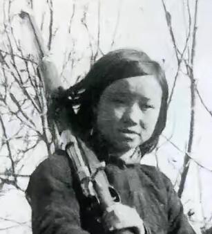 1944年陈杰英被捕，日军刺了她几刀后，就把她踹进了大坑中掩埋。然而，等日军走后