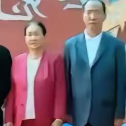 明学昌的老婆李晓芳，为啥能没事呢？真是姜还是老的辣。你看明家，11个人都判了死刑