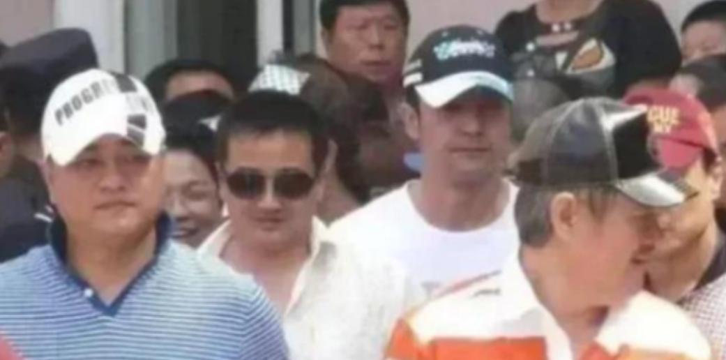 2004年，“刘老根大舞台”落地长春，却因占地事宜与长春势力发生了纠纷。随后赵本