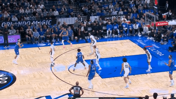 布莱克观察：高效26+5&2断1帽，填满数据栏助队大胜P1布莱克接球后顺势衔接和