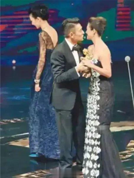 张曼玉曾在颁奖典礼上放话，“无论给多少钱，我都不会和她继续合作”，章子怡听完尴尬