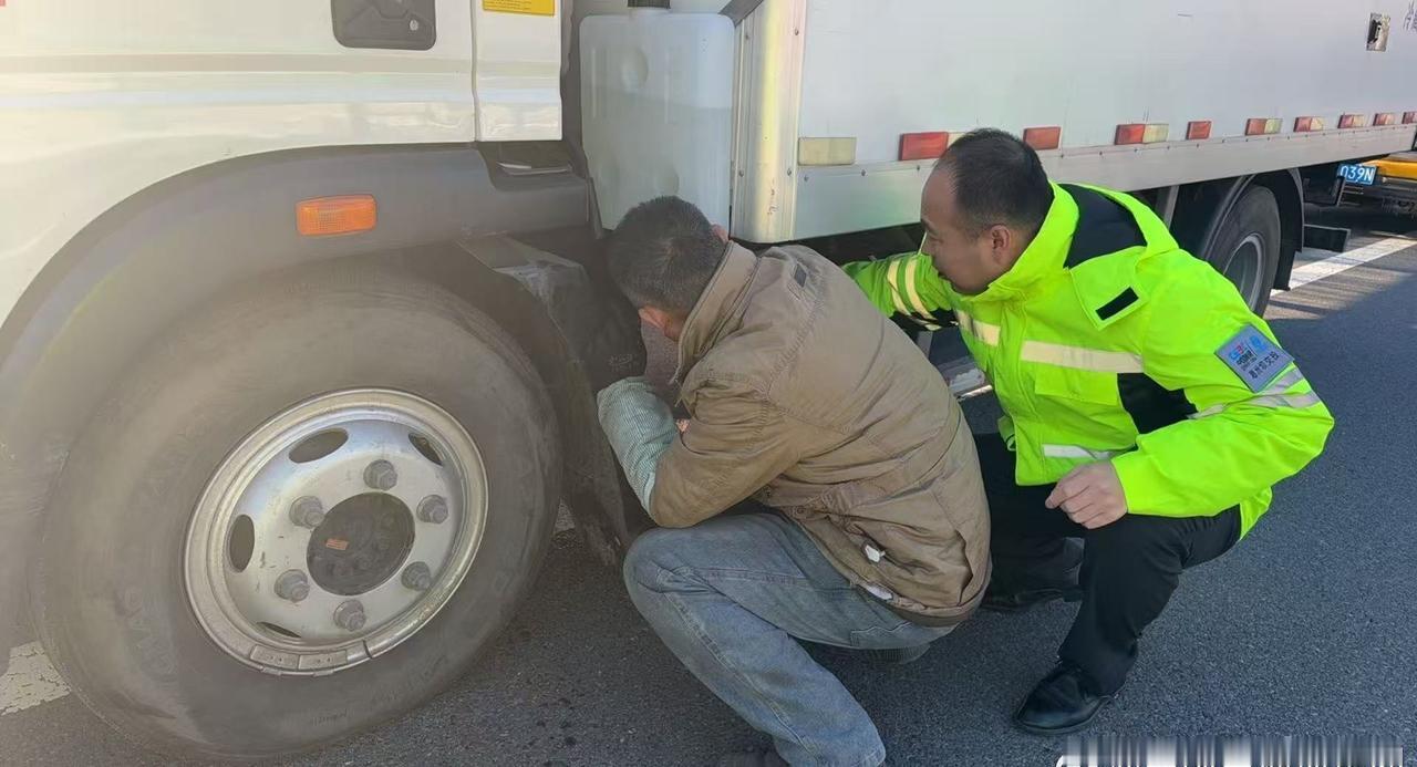 高速公路暖心事儿近日，中国能建葛洲坝交投陕西区域延黄高速黄龙北管护队在开展例行道