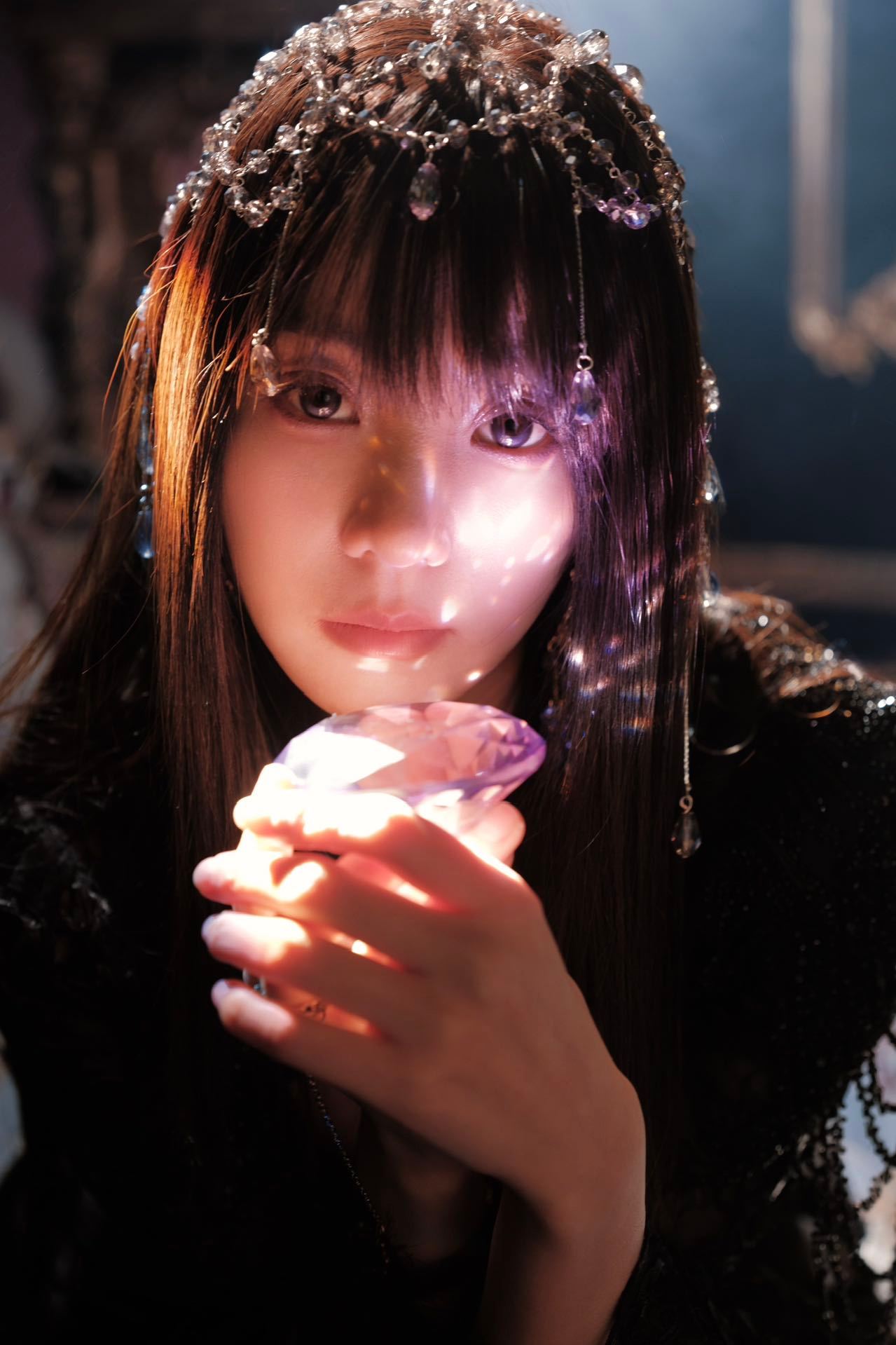 胡意旋小白花爆改黑玫瑰胡意旋这次真的A到我心里了！一身黑玫瑰造型又美又酷，手拿王