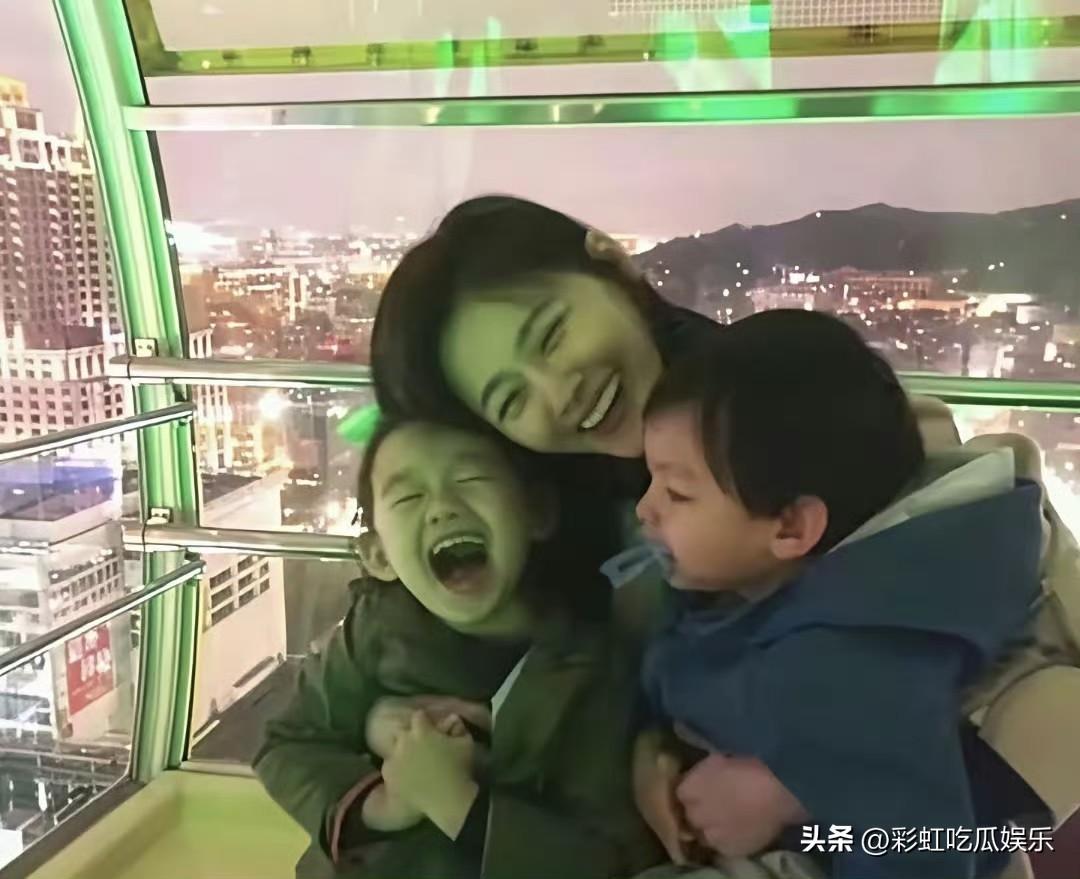 玥儿的弟弟出生后她被拍到跟着爸爸去母婴店买东西，S妈怒斥偷拍者偷拍玥儿最高判2年