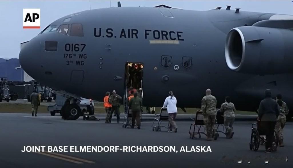 🇺🇸 在阿拉斯加，美国国民警卫队在热带风暴“下龙湾”过后开展了撤离行动。
