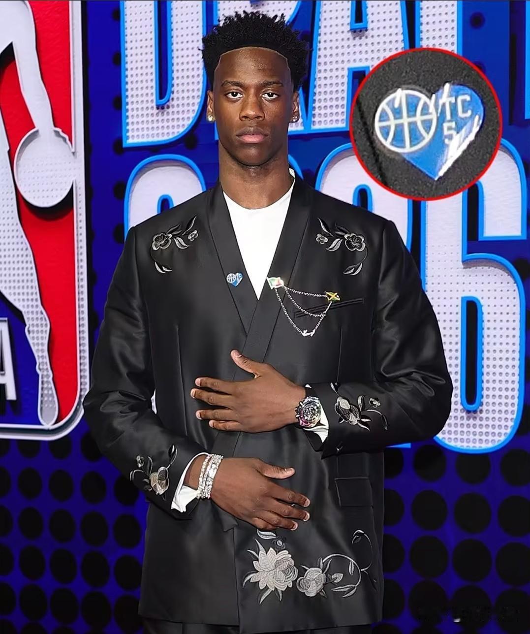 华盛顿奇才用状元签签下迪班萨，将与浓眉哥和特雷杨共同冲击季后赛！
迪班萨是麦迪和