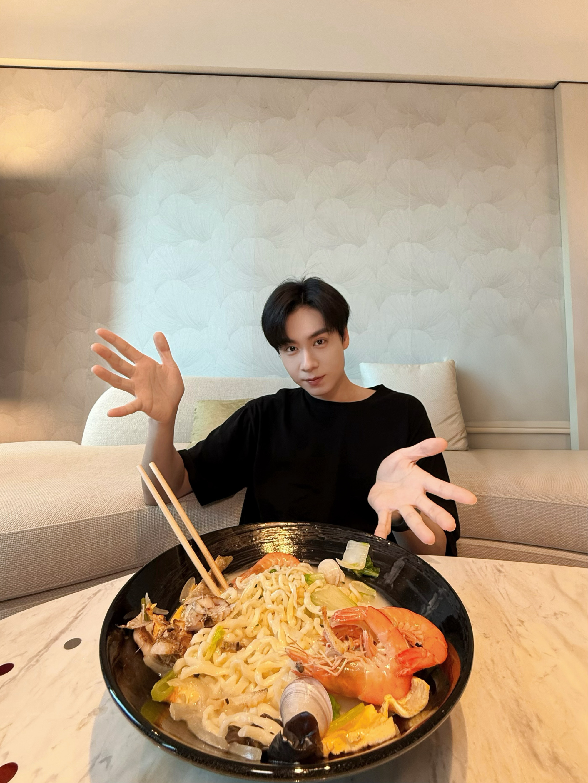 胡一天生日和粉丝分享一天胡一天 这是我们的一天被今日的空降互动暖到了！在超话里分