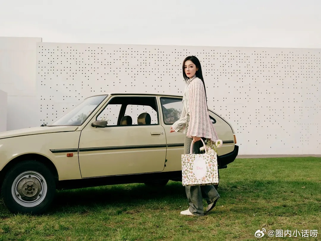 迪丽热巴的巴黎时装周出发图，太带派了。闪耀巴黎啊 