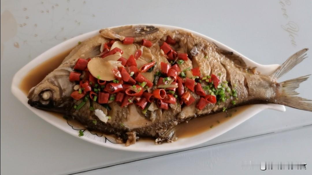 今天分享一道红烧武昌鱼，先来看看我们准备的食材
1、准备一条武昌鱼，我们这边也叫