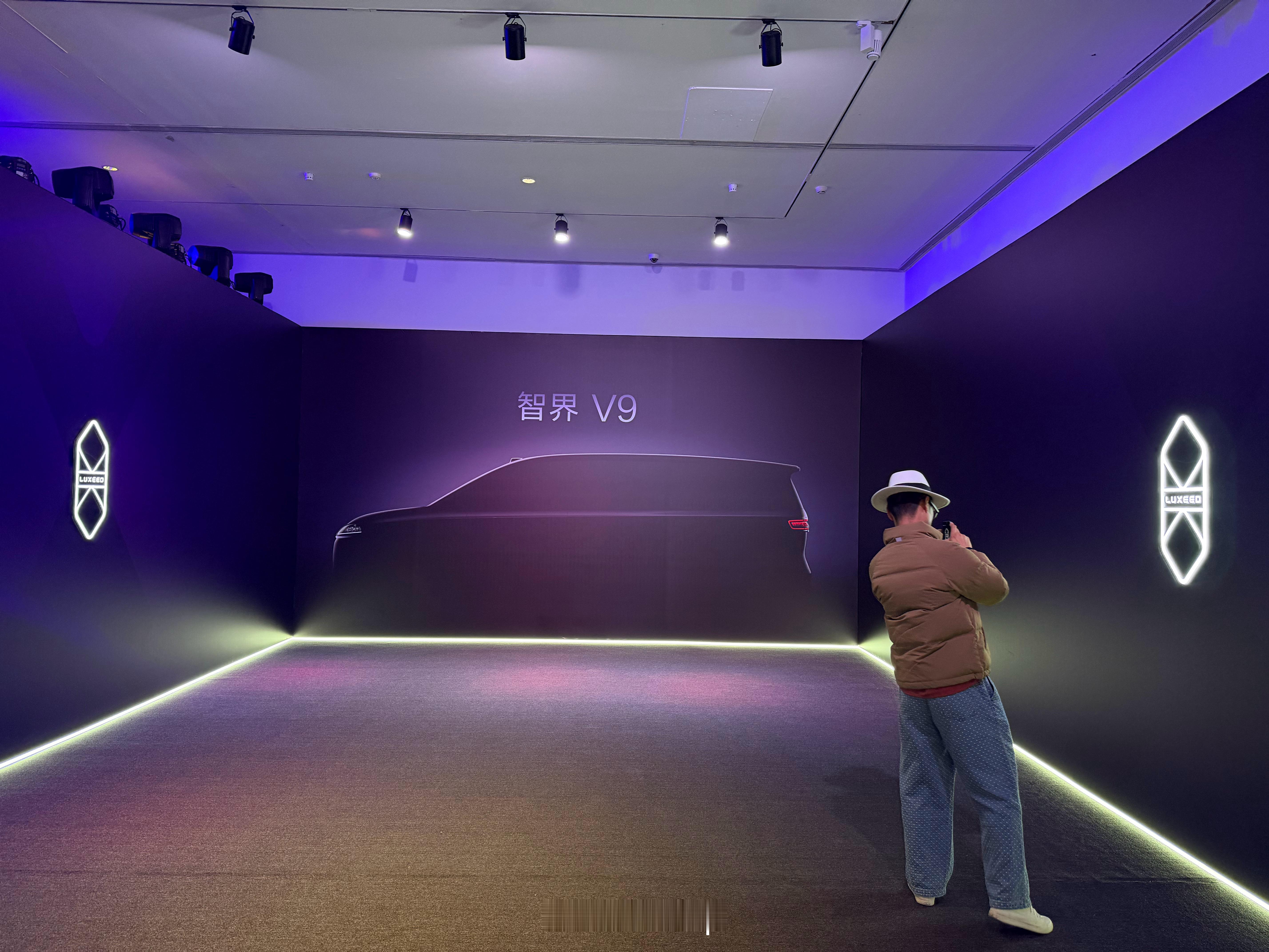 来看看鸿蒙智行第一款 MPV 智界 V9，我替刘亦菲问一下，你觉得这款车应该宜商