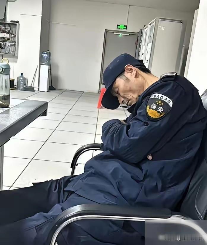 有的人在里面一边洗着，眼睛一直在看着他人；有的人始终用一条毛巾围着，恐怕别人看到
