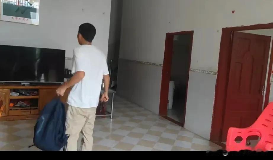 小勇三拜毛主席之后出门维权，打印好转账清单去桂林找律师，然后去问潘小七是否能退一