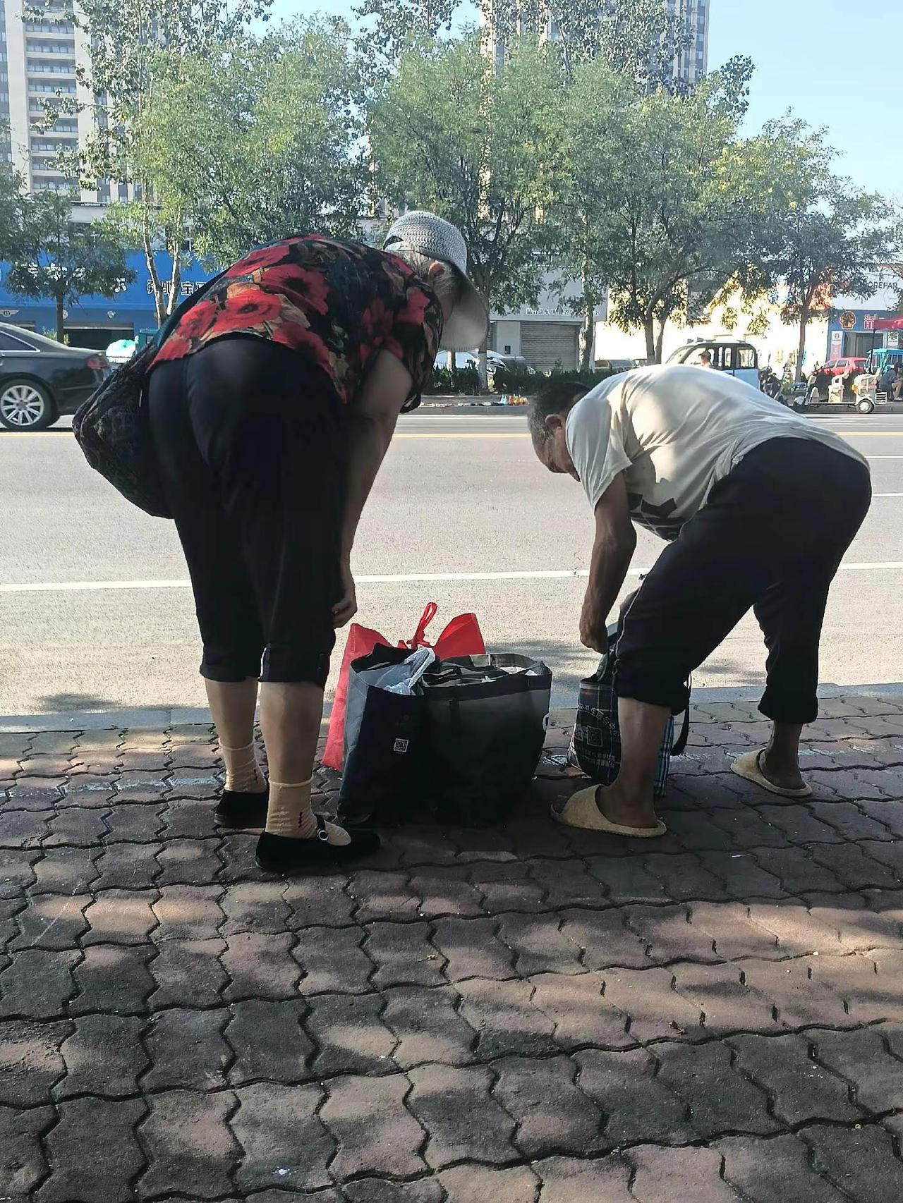 高温四十度，老人照样出来做买卖。生活不易爱心传递 社会上的爱心瞬间 人间真情故事