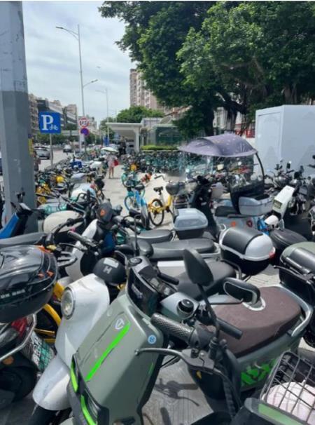 深圳电动车乱象，总结起来，大概有如下原因：
一、缺乏规划，电动车行驶路线、数量缺