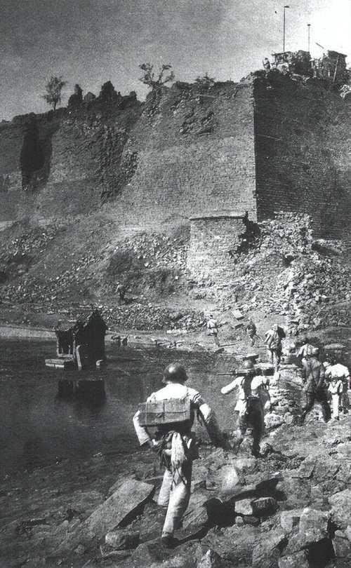 1948年9月，济南激战正酣。王耀武红了眼，下令打开玉符河闸门，滚滚河水瞬间漫溢
