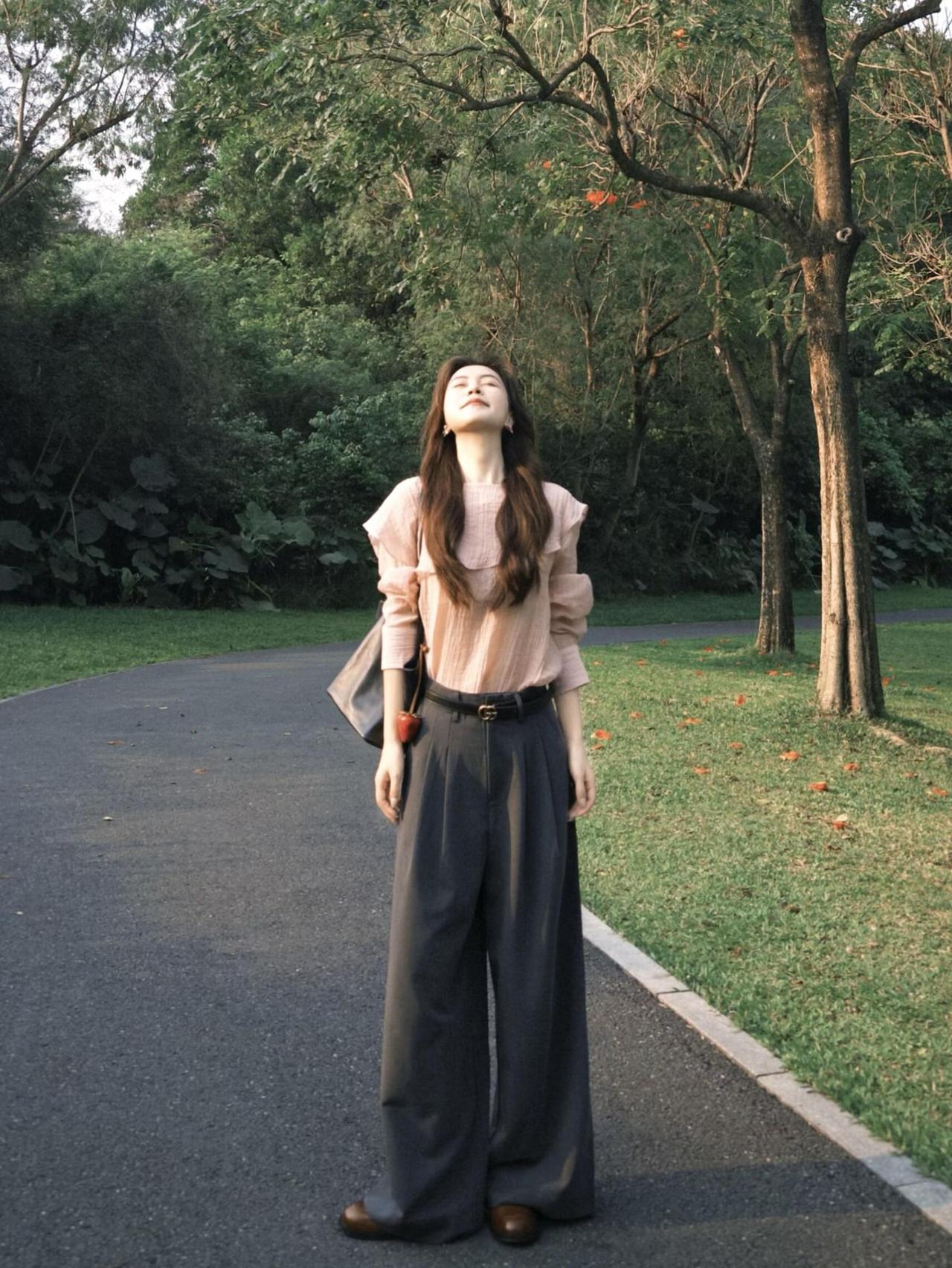 喜欢这种淡淡的氛围感，不张扬不浓烈，安静又美好。氛围感日常 女生随拍 温柔气质 