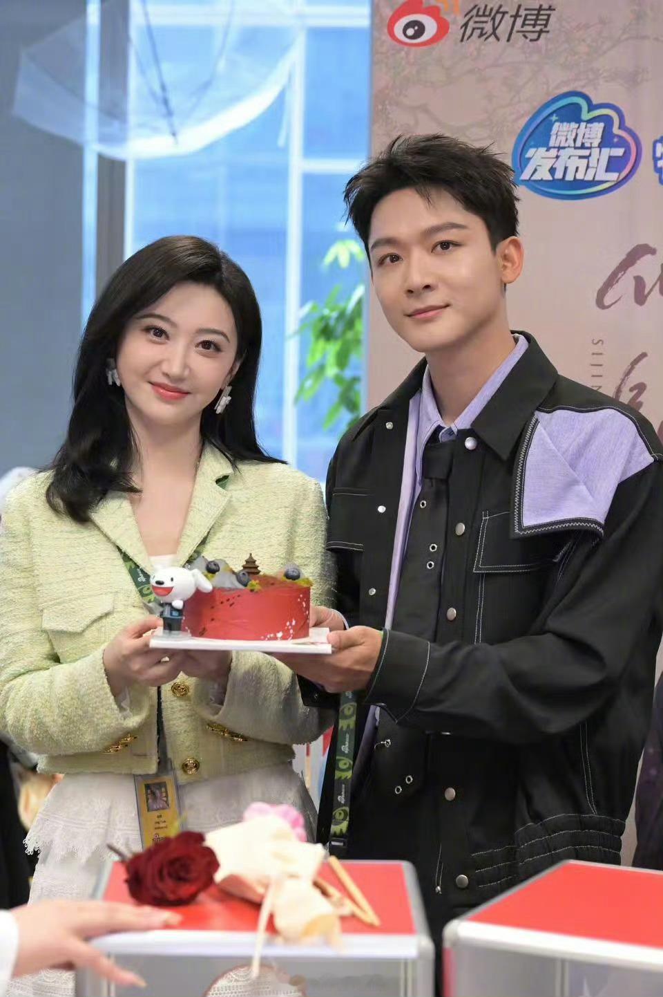 景甜张晚意似锦微博追剧团同框生图状态[并不简单]张晚意说和景甜二搭喝个小咖啡 ​