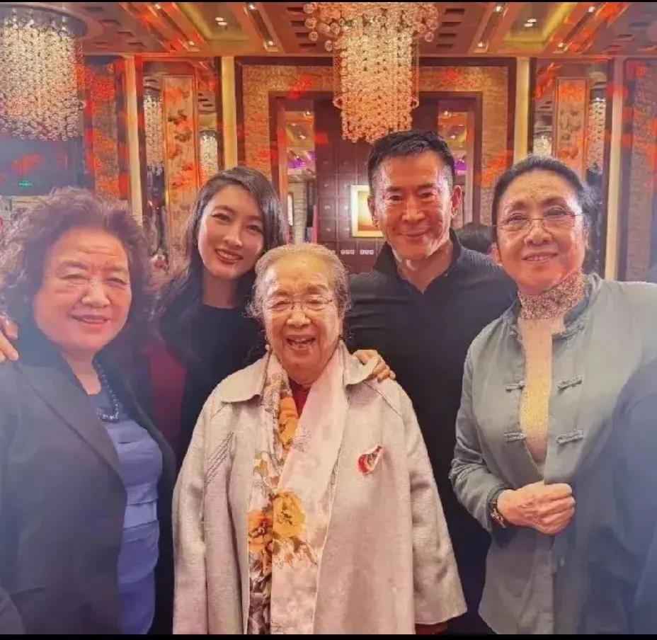 天啊，后面的长发美女是马苏吗？谁说是，跟谁怼，知道马苏的人都招招手，马苏是不是鹅