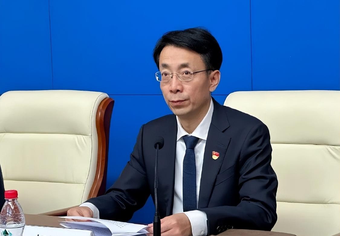 胡锡进想问问大家：胡继勇只是牵了下女同事的手就被双开，是不是处理重了？

中国石
