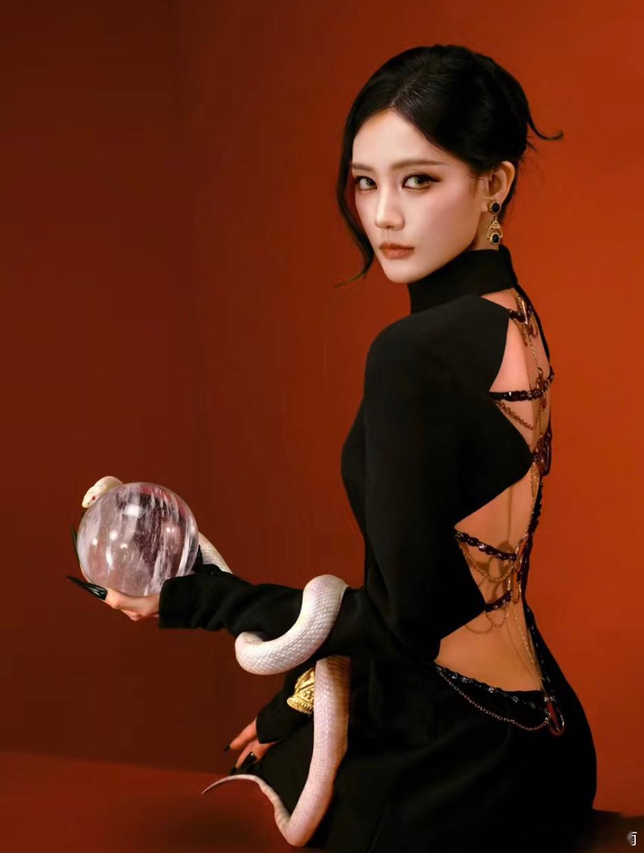 李一桐芭莎之夜造型来了，黑色系冷艳造型手挽白蛇，暗黑系女王[酷] ​​​