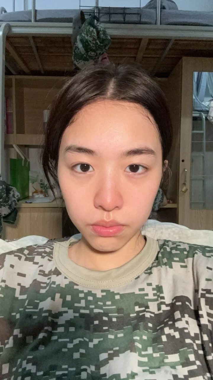 人在无语的时候真的会笑出来，大家避雷这个理肤泉防晒吧，左划看我涂完防晒后