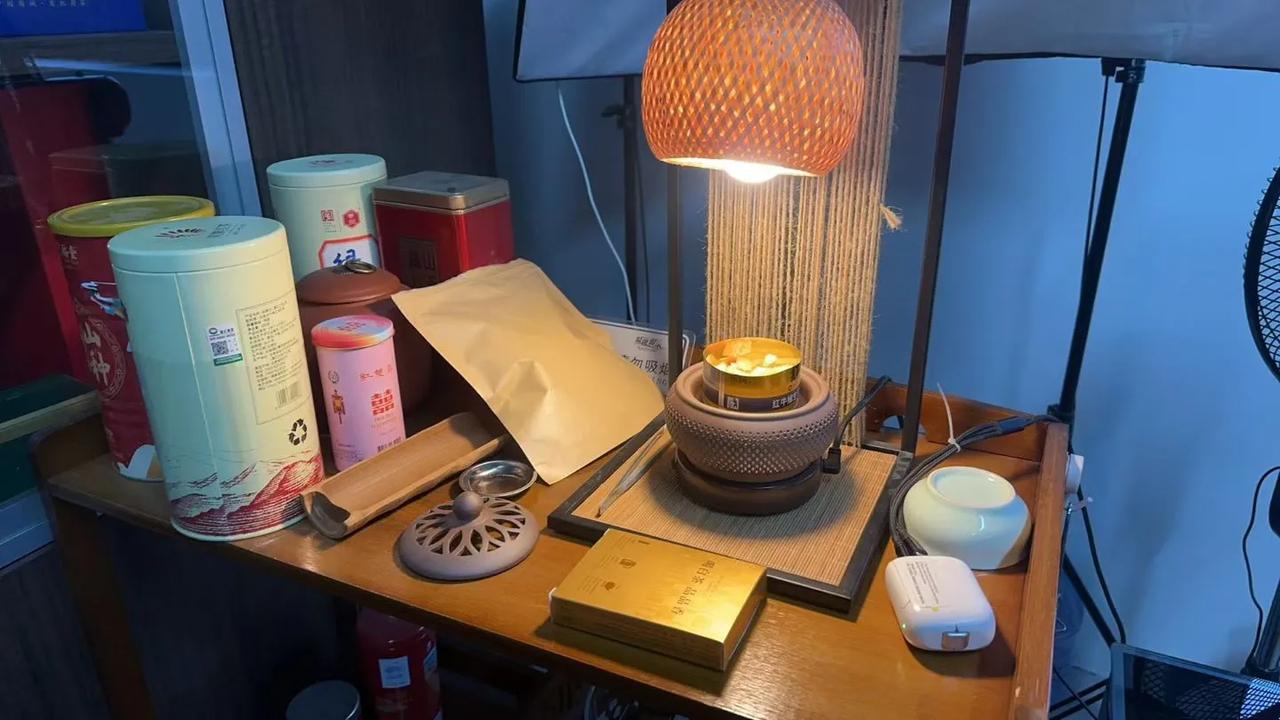 教大家做天然水果香薰~
如果家里有这种电熏炉的话，可以拿一个可乐，雪碧或者是红牛