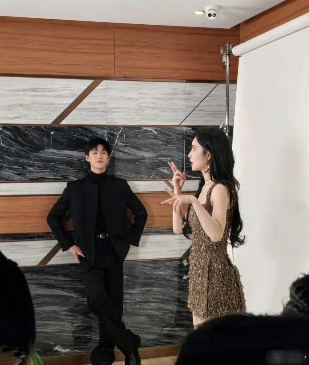 孟子义李昀锐未公开合照 看我发现了什么绝世好东西，她在闹，他在笑，甜爆了