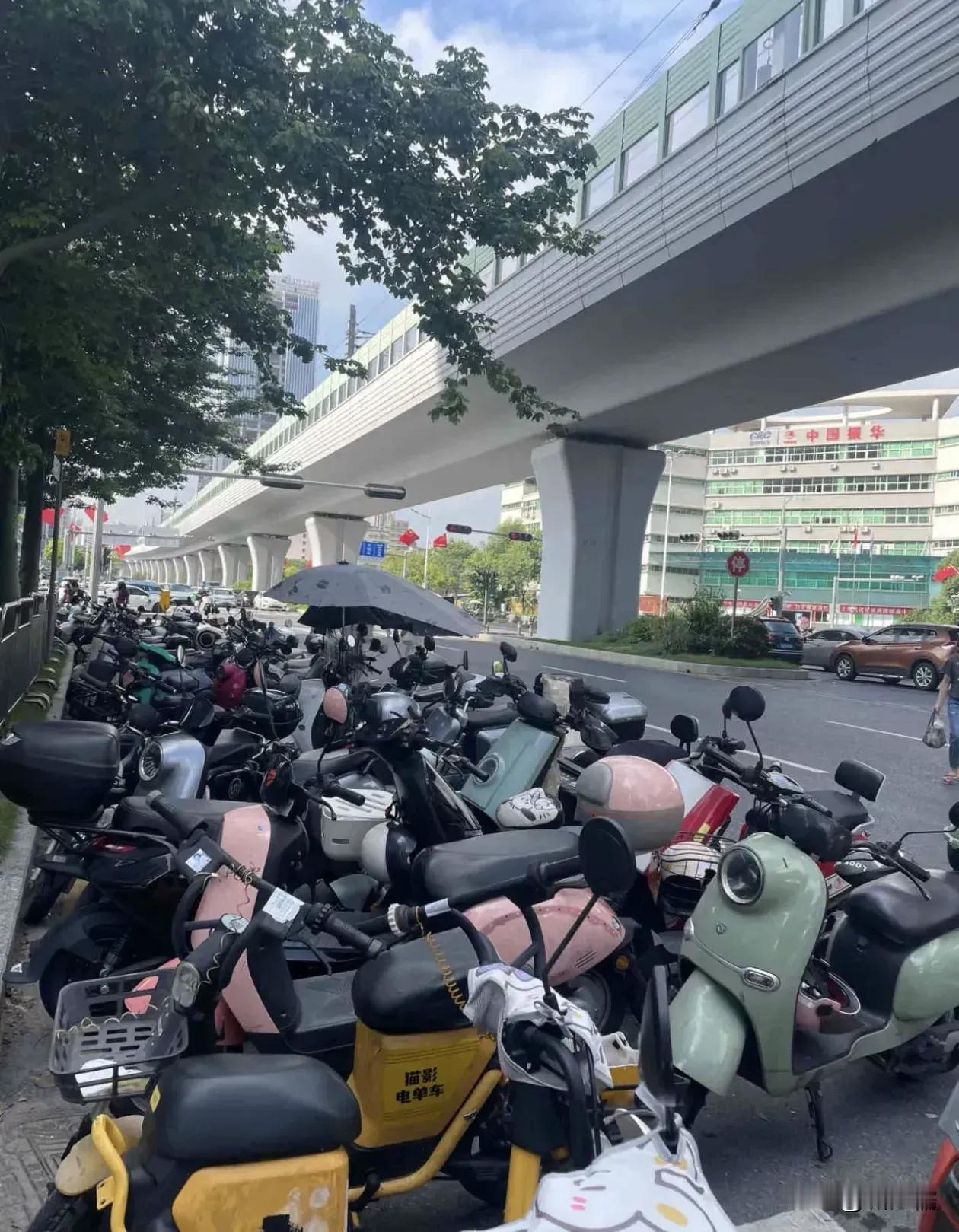 深圳的交通状况和城市管理问题确实是一个值得关注的话题。每个城市都有其独特的特点和