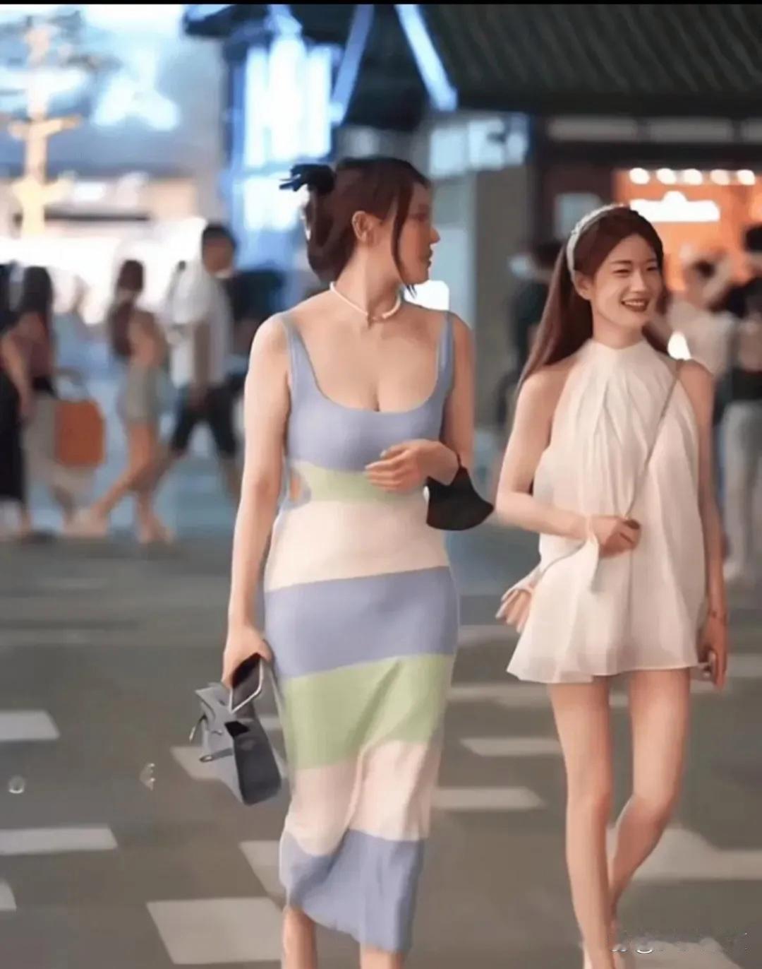 对于成年人来说，一般喜欢左边还是右边！请留下你的答案吧！ ​​​